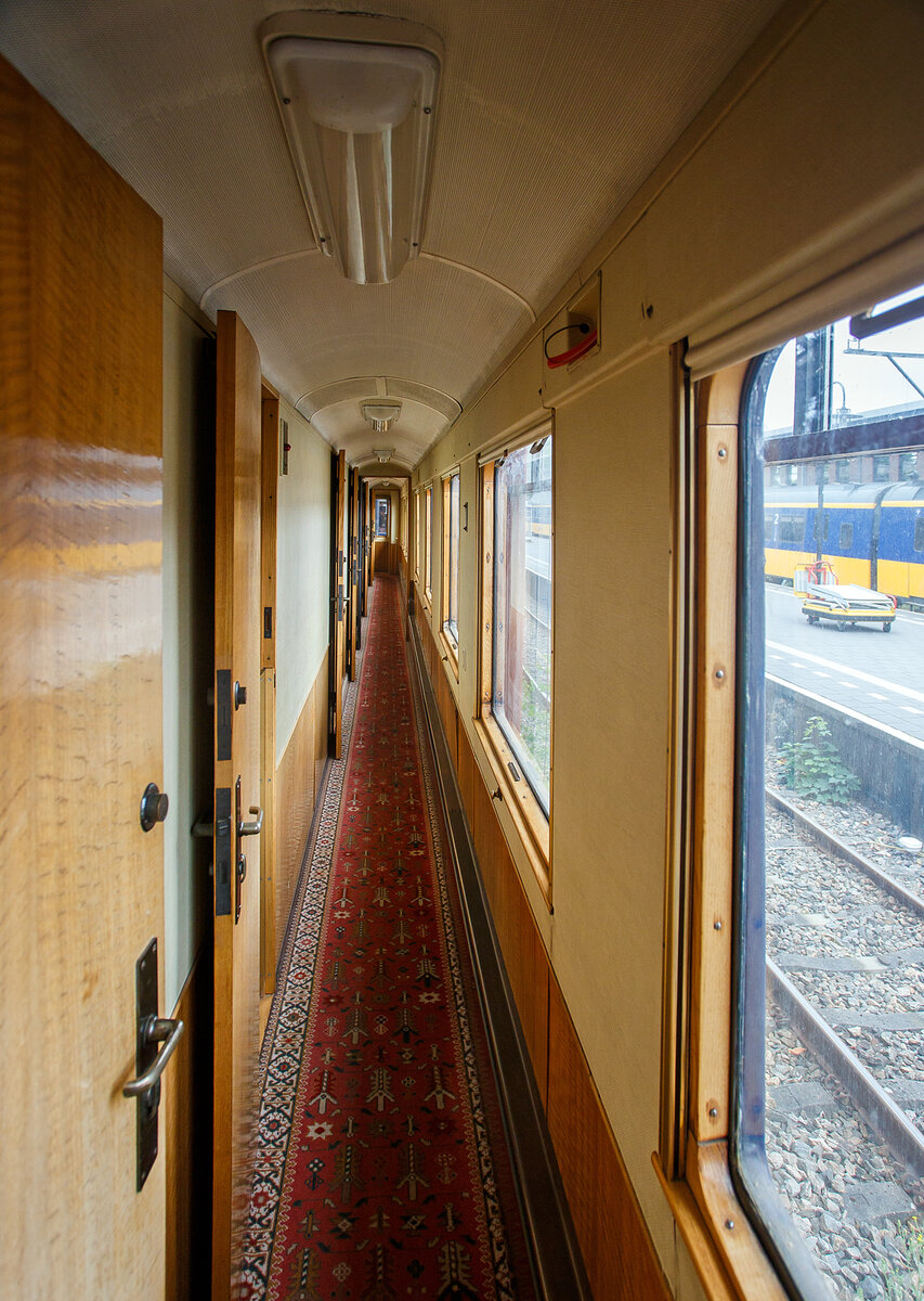 Innenraum/Interieur (Gang) des Salonwagen Prinz Bernhard Sr 8, NL-NS 61 84 89-30 002-9, vom königlichen Zug „Koninklijke Trein“ (Hofzug) am 24. Juni 2025 im Het Spoorwegmuseum (bis 2005 NSM - Nederlands Spoorwegmuseum / Niederländischen Eisenbahnmuseum) in Utrecht im ehemaligen Bahnhof Maliebaan. Sr steht für Salonrijtuig in Deutsch Salonwagen.