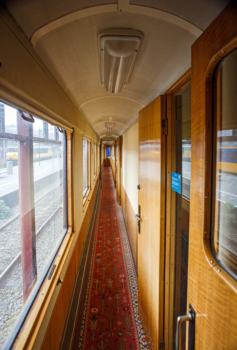 Innenraum/Interieur (Gang) des Salonwagen Prinz Bernhard Sr 8, NL-NS 61 84 89-30 002-9, vom k�niglichen Zug „Koninklijke Trein“ (Hofzug) am 24. Juni 2025 im Het Spoorwegmuseum (bis 2005 NSM - Nederlands Spoorwegmuseum / Niederl�ndischen Eisenbahnmuseum) in Utrecht im ehemaligen Bahnhof Maliebaan. Sr steht f�r Salonrijtuig in Deutsch Salonwagen.