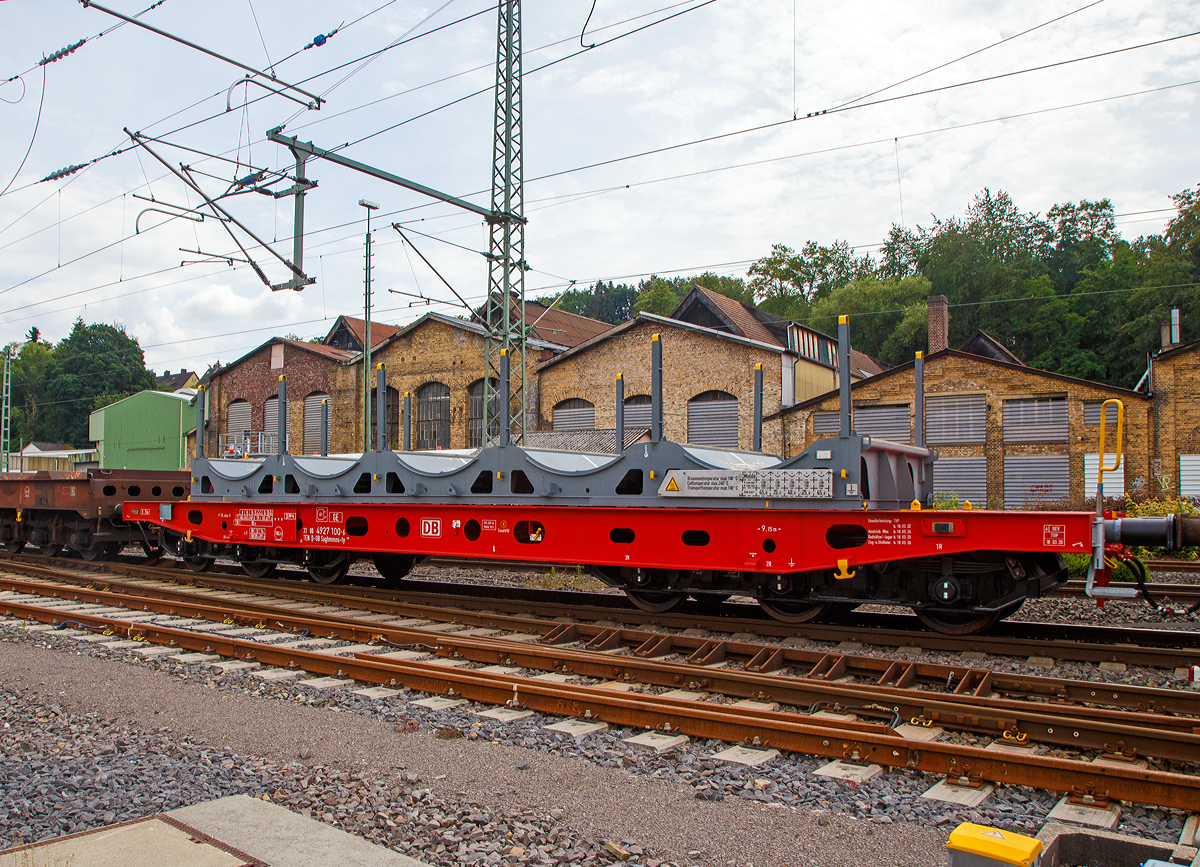 
Innovative Güterwagen: 6-achsiger Flachwagen BraCoil-Saghmmns-ty 488 der DB Cargo mit UIC-Nr. 31 80 4927 100-6 D-DB am 18.07.2020 bei einer Zugdurchfahrt in Betzdorf (Sieg).

Insgesamt wurden 12 Innovative Güterwagen aus vier verschiedenen Wagengattungen neu entwickelt und als Prototypen gefertigt. U.a. entwickele die DB Cargo als Wagentyp einen sechs-achsigen Flachwagen für den Transport von Stahlprodukten. Der Flachwagen ist multifunktional einsetzbar und kann neben Stahl-Brammen und Stahl-Coils. Nach Abnehmen des Ladegestells kann der Güterwagen auch zum Transport von 1×40-, 2×20- oder 1×20-Fuß Containern eingesetzt werden. Dabei ist ein Ladegutwechsel ohne Anpassung des Wagens möglich.

Das Ladegestell besitzt 5 Lademulden für Blechcoils, oder kann Stahl-Brammen bis zu einer Länge von 12 m aufnehmen. In Querrichtung sind die Blechcoils durch ein System von abgefederten Lamellen und die Brammen durch seitliche abnehmbare Rungen gesichert. 

Langfristig denk man einen Ersatz der rund 3.000 Schwerlastflachwagen der DB Cargo.

TECHNISCHE DATEN:
Gattung: Saghmmns-ty 488
Hersteller: Tatravagónka a.s., Poprad (Slowakei)
Spurweite: 1.435 mm
Achsenanzahl: 6 (in 2 Drehgestelle)
Länge über Puffer: 16.400 mm
Länge der Ladefläche: 15.160 mm
Ladebreite zw. den Mulden: 2.400 mm
Max. Ladegewichte der Mulden: 45 t / 25 t / 40 t / 25 t / 45 t
Breite zw. den Rungen: 2.630 mm
Höhe der Ladefläche bzw. UK Ladegestell: 1.230 mm
Drehzapfenabstand: 9.150 mm
Achsabstand im Drehgestell: 3.400 mm (2 x 1.700 mm)
Laufraddurchmesser: 920 mm (neu)
Eigengewicht:  35.000 kg (mit Ladegestell) / 27.500 ohne (Ladegestell)
Höchstgeschwindigkeit: 100  km/h (beladen) / 120 km/h (leer)
Maximales Ladegewichte: 85 t (Streckenklasse CE)
Maximale Tragfähigkeit: 100,0 t
Ohne Ladegestell können die Ladegewichte 7,5 t höher sein.
Kleinster bef. Gleisbogenradius: 75 m
Drehgestellt: BA 714.4, 2xBg
Bauart der Bremse: KNORR KE-GP-A(K) – 2x12“ 
Bremsklotzsohle: COSID 810
Intern. Verwendungsfähigkeit: TEN
