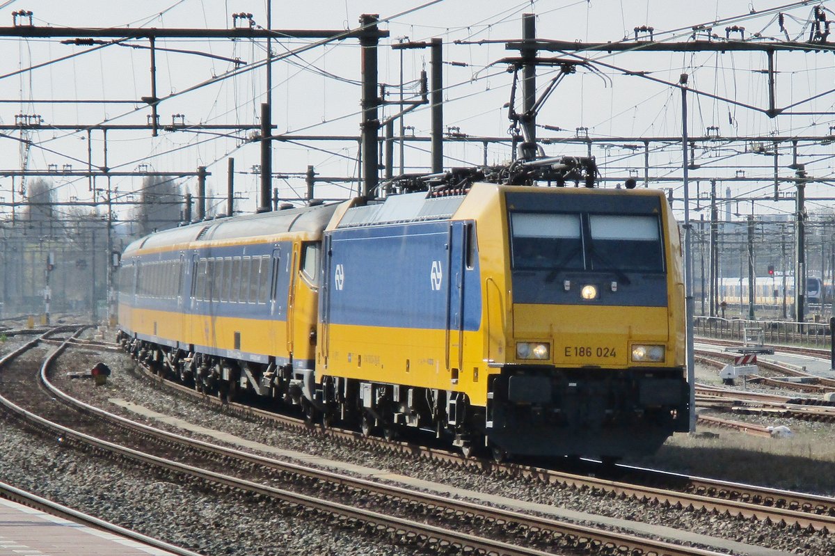 Intercity aus Amsterdam mit 186 024 treft am 26 M�rz 2017 in Rotterdam Centraal ein.