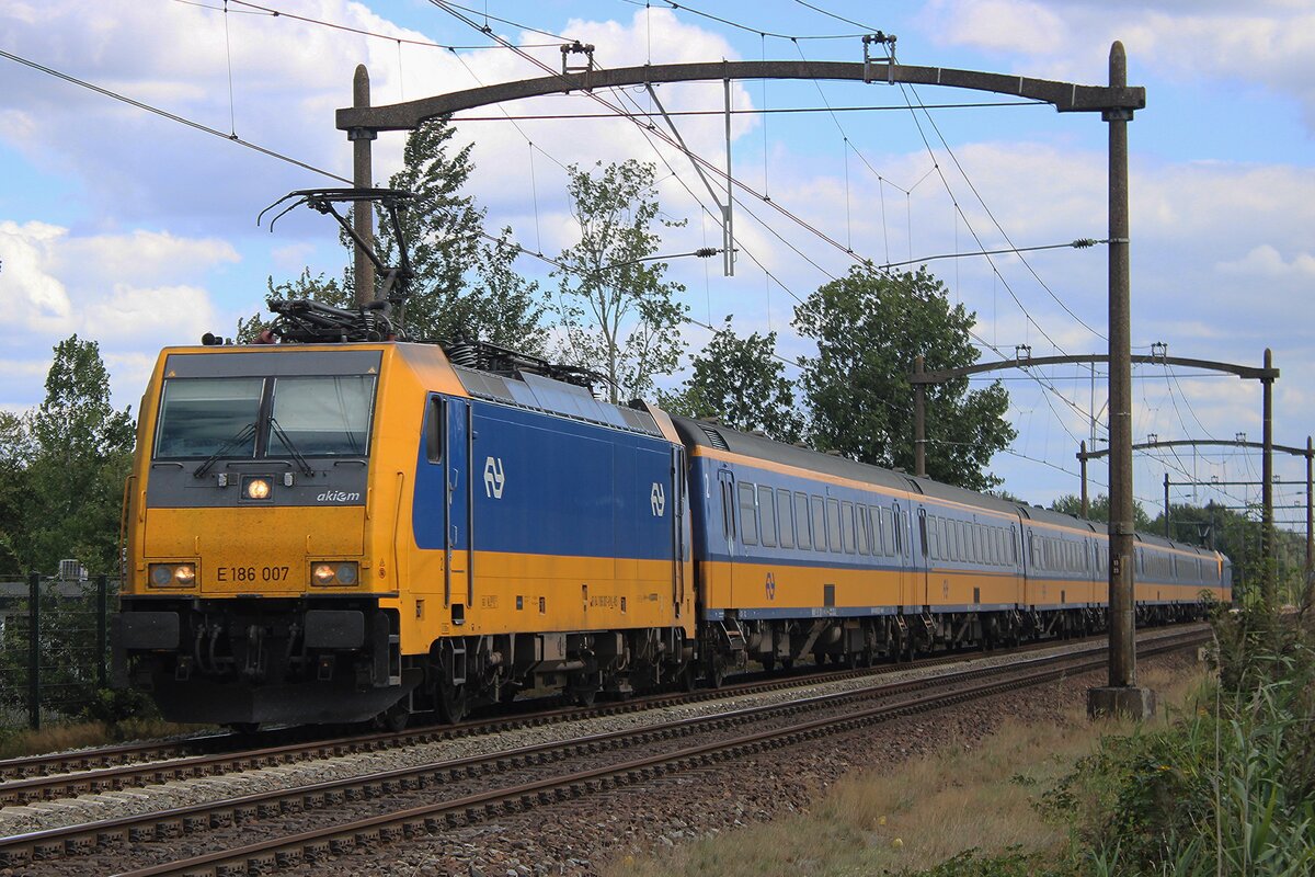 Inzwischen z-gestellt ist NS 186 007 ab Oktober 2025. Am 21 Augustus 2025 zieht 186 007 noch einer IC-Direct durch Hulten und wird dort von offenbarer Weg fotografiert.