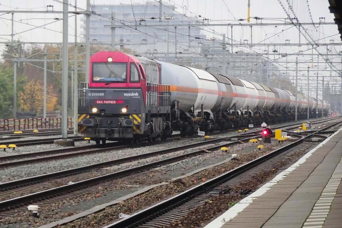 IRP 2106 schleppt ein umgeleiteter Gaskesselwagen zug durch Nijmegen nach venlo �ber die nicht elektrifizierter Maaslinie am 13 November 2021.