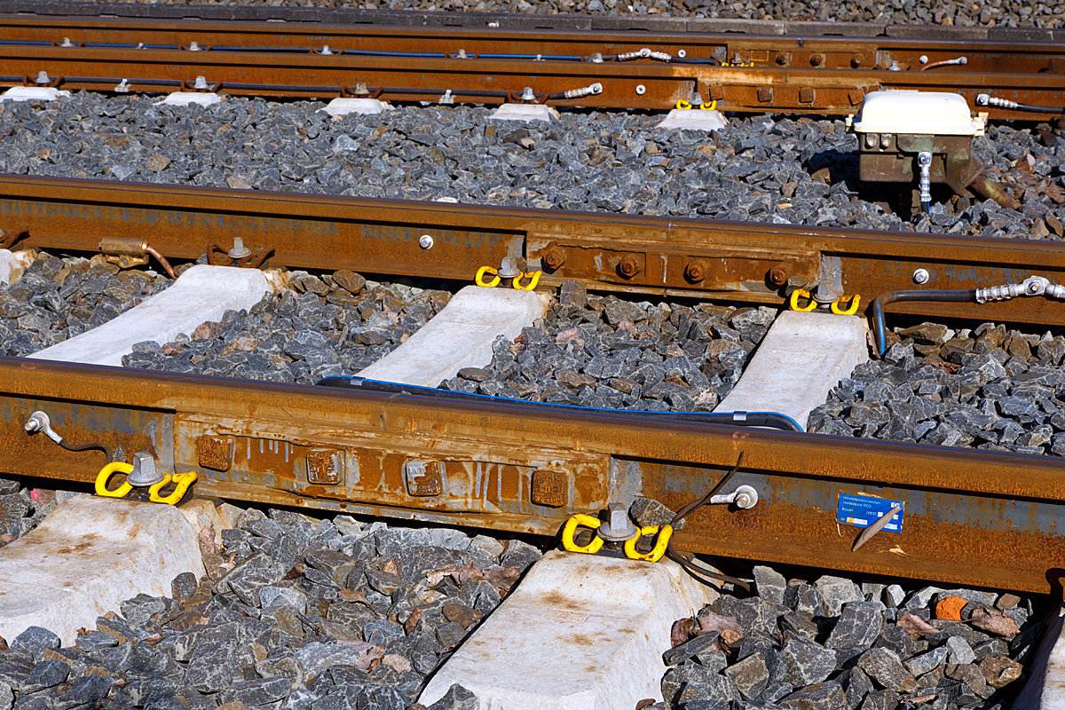 Isolierklebesto� IVB 30  SV (Nr. 215) am 15.02.2015 in Betzdorf/Sieg bei Weiche Nr. 45.

In der Signaltechnik wird heute �berwiegend mit Gleisstromkreisen gearbeitet, dazu dienen die Eisenbahnfahrschienen als Stromleiter. An den Grenzen der einzelnen Blockabschnitte wird der Gleisstromkreis mittels der Fahrschienen mit einem ISO-Sto� unterbrochen.
Gut zu erkennen sind die gelben Spannklemmen Skl1k. Sie sind zwecks Kontakt-Vermeidung zwischen Laschen und Schienenbefestigungsteilen unbedingt erforderlich.