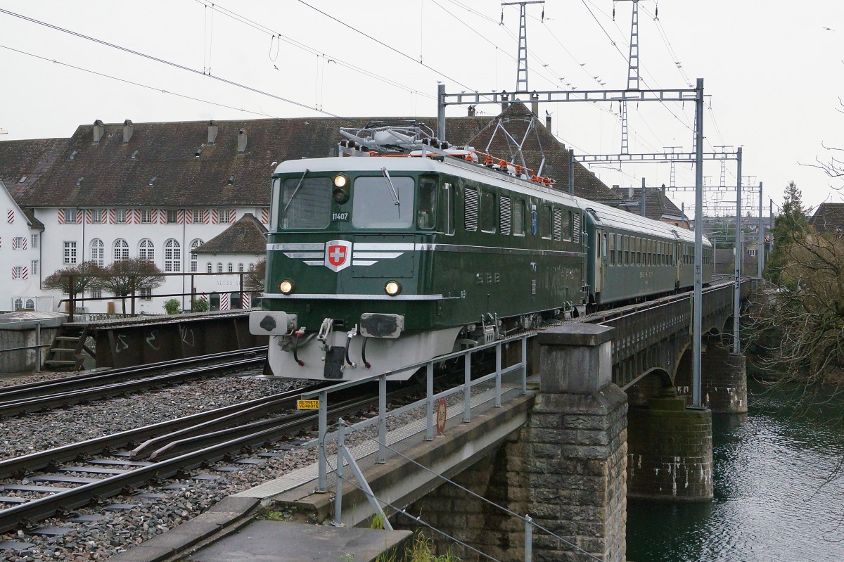 JAHRESRUECKBLICK 2014
von Walter Ruetsch
DEZEMBER
SBB: Fahrt an den Weihnachtsmarkt nach Montreux am 6. Dezember 2014. Von Schaffhausen bis Lyss mit der Ae 6/6 11 407  Aarau . Ab Lyss bis Montreux mit der Pacific 01 102. Die Aufnahme der prächtigen Lok ist auf der Aarebrücke Solothurn entstanden. 