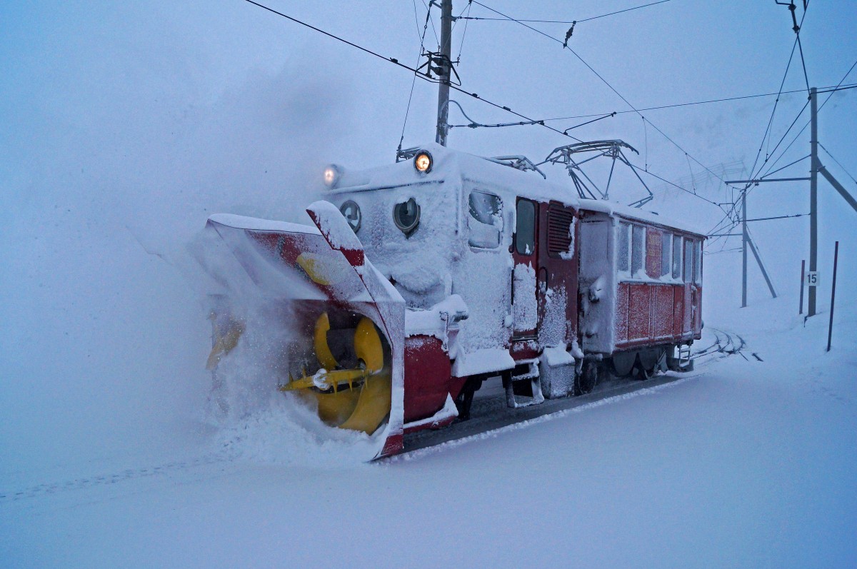 JAHRESRUECKBLICK 2014
von Walter Ruetsch
MEINE ZWEI BILDER DES JAHRES
Der allerletze Wintereinsatz der HGe 2/2 Nr. 2 aus dem Jahre 1909 ist am frühen Morgen des 2. Januar auf dem Rochers-de-Naye bei Schneefall, starkem Wind, Nebel und grosser Kälte entstanden. An jenem Morgen war der Banfotograf der einzige Tourist auf dem Berg. Immerhin stand im niemand in's Bild !