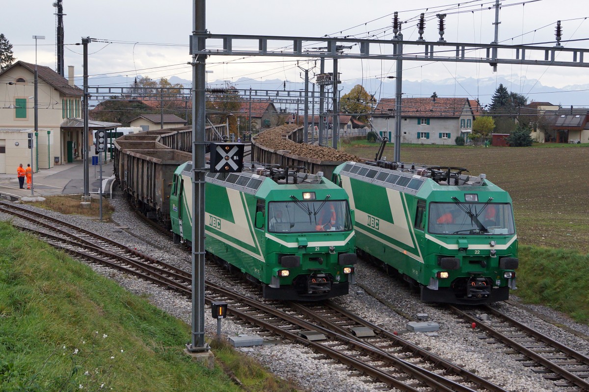 JAHRESRUECKBLICK 2014
von Walter Ruetsch
NOVEMBER
MBC/BAM: Sehr seltenes Zusammentreffen der Ge 4/4 21 und Ge 4/4 22 in Apples am 4. November 2014 anlässlich der Zuckerrübenkampagne. 