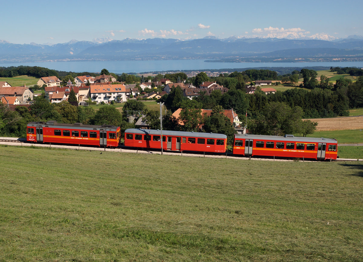 Jahresrückblick 2016
von Walter Ruetsch, Riedholz
Juli
NStCM: Tod gesagte leben länger
Überraschend stand der B 342, ehemals BD, BTI,  anlässlich des Paleo-Festivals in Nyon wohl ein letztes Mal im Einsatz.
Dreiwagenzug bei  Le Muids unterwegs am 19. Juli 2016.

