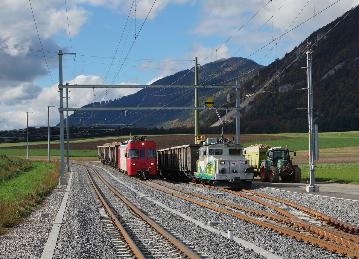 Jahresrückblick 2016
von Walter Ruetsch, Riedholz
Oktober
TRAVYS/YStC:  Zuckerrübenkampagne
Zuckerrübenverlad  bei Vuiteboeuf auf dem neuen Doppelspurabschnitt am 20. Oktober 2016 mit dem Be 4/4 1 und der Ge 4/4 21.
