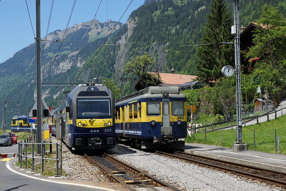 Jahresrückblick 2017
von Walter Ruetsch, Riedholz
MAI
BOB: Berner Oberland-Bahn.
Begegnung zwischen dem neuen ABDeh 8/8 323 und dem 52 Jahre älteren ABeh 4/4 305 in Burglauenen am 27. Mai 2017.
