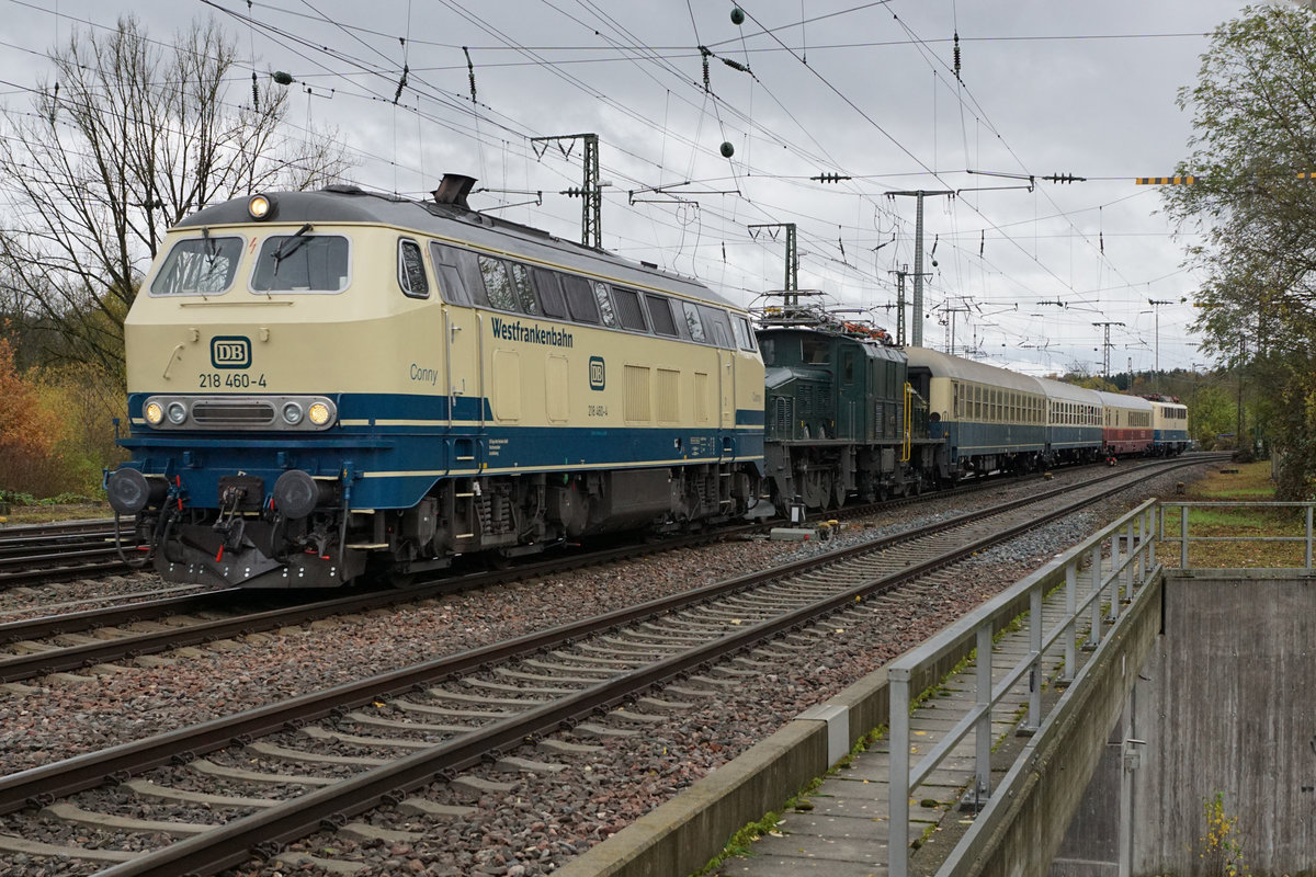 Jahresr�ckblick 2017
von Walter Ruetsch, Riedholz
NOVEMBER
SBB: SBB HISTORIC.
R�ckf�hrung der Ce 6/8 III 14305 von Meiningen nach Olten vom 3. bis 5. November 2017. Diese Aufnahme dieser interessanten �berf�hrung entstand anl�sslich der Bahnhofseinfahrt Singen. 
