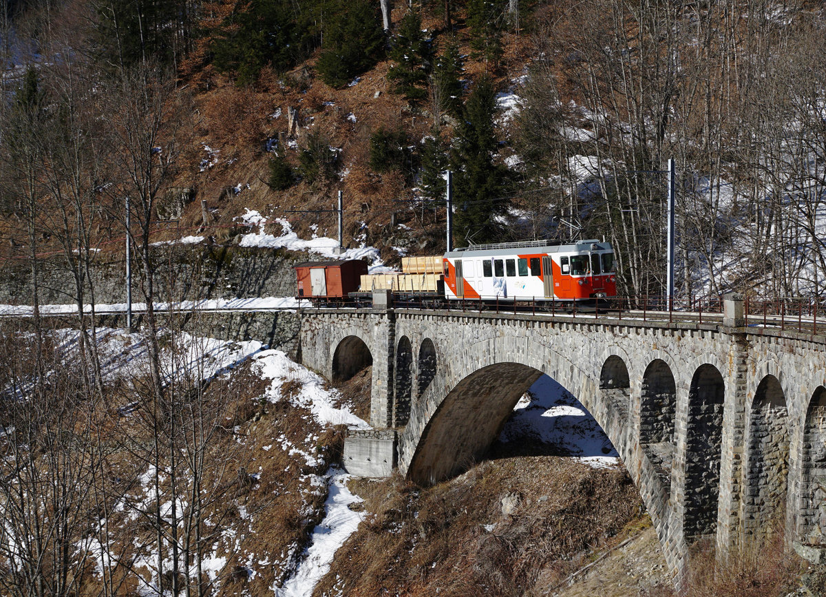 JAHRESRÜCKBLICK 2018
von Walter Ruetsch
Serie Nr. 1
Güterverkehr auf der MC aufgrund eines Erdrutsches. Güterzug mit BDeh 501 + EK 142 + Gk 116 auf dem Viadukt kurz vor Finhaut am 9. Februar 2018.