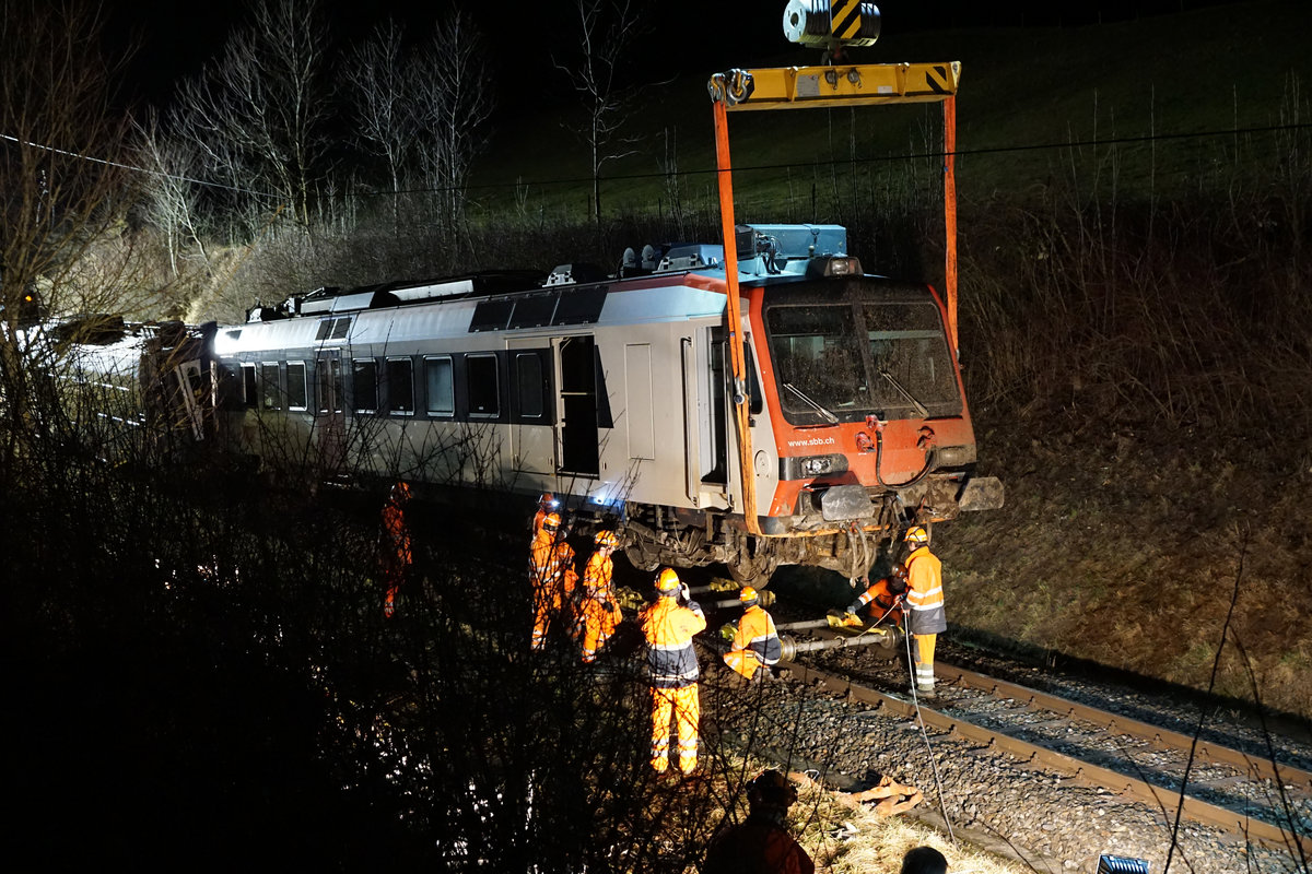 JAHRESRÜCKBLICK 2018
von Walter Ruetsch
Serie Nr. 1
Bei Lommiswil entgleiste am 22. Januar 2018 nach einem Erdrutsch ein Zug. Der dreiteilige Domino mit dem Triebwagen RBDe 560 253 musste während der Nacht geborgen werden, da der Kran ab Basel, Delémont, Moutier erst am späten Nachmittag in Oberdorf eintraf. Die Strecke blieb mehrere Tage unterbrochen, es verkehrten Ersatzbusse.
Nächtliche Bergungsarbeit des Domino vom 23. Januar 2018.
Erlaubter Fotostandort auf freiem Feld. Bildausschnitt Fotoshop.

