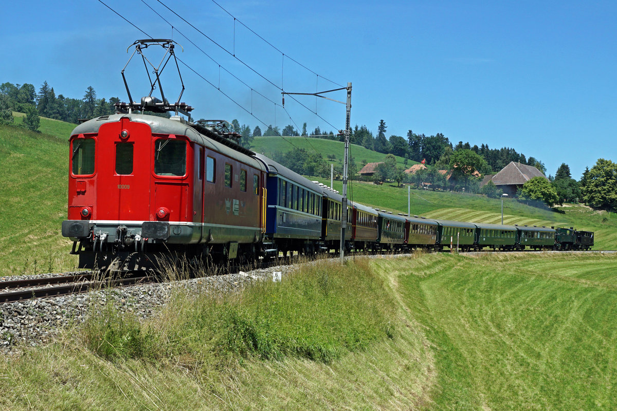 JAHRESRÜCKBLICK 2018
von Walter Ruetsch
Serie Nr. 2
Der längste OeBB-Dampfzug aller Zeiten ausserhalb der heimischen Geleisen bei Griesbach auf der heutigen Museumsstrecke Sumiswald Grünen - Huttwil der Genossenschaft Museumsbahn Emmental GmbH unterwegs am 22. Juni 2018. Geführt wurde dieser imposante Zug mit den Ed 2x2 196 Mallet, der Eb 2/4 5469 sowie der Re 4/4 I 10009 als Schublok.  
