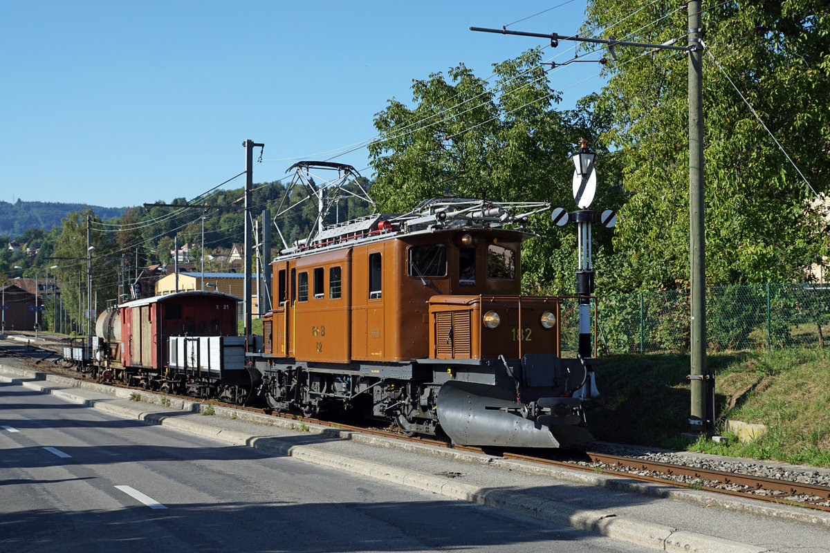 JAHRESRÜCKBLICK 2018
von Walter Ruetsch
Serie Nr. 3
50 JAHRE BLONAY-CHAMBY
Chemin de fer-musée
Vom Anfang bis zum Ende der Saison 2018 feierte die Blonay-Chamby-Bahn sein 50 jähriges Bestehen mit einem sehr interessanten und abwechslungsreichen Programm.
Güterzüglein mit der Ge 4/4 182 in Blonay am 8. September 2018. Vor meiner Rückreise in die Deutschschweiz habe ich diesen herrlichen Güterzug zusammen mit meinem guten Kollegen Stefan Wohlfahrt genossen.
