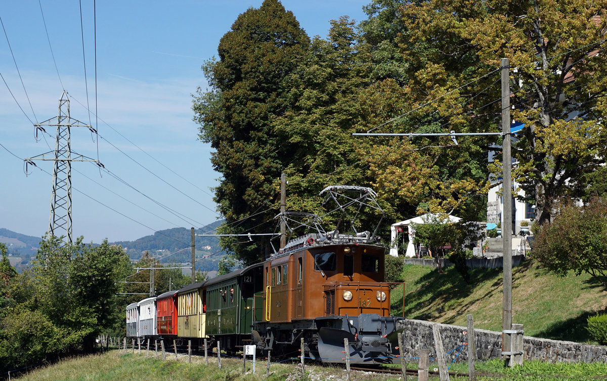 JAHRESRÜCKBLICK 2018
von Walter Ruetsch
Serie Nr. 3
50 JAHRE BLONAY-CHAMBY
Chemin de fer-musée
Vom Anfang bis zum Ende der Saison 2018 feierte die Blonay-Chamby-Bahn sein 50 jähriges Bestehen mit einem sehr interessanten und abwechslungsreichen Programm.
Die Gastlokomotive Ge 4/4 182 mit einem langen Zug auf der Fahrt zum Depot-Museum in Chaulin am 8. September 2018.