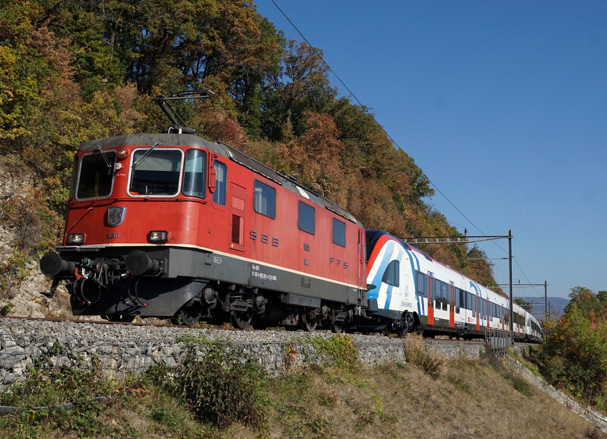 JAHRESRÜCKBLICK 2018
von Walter Ruetsch
Serie Nr. 4
SBB Re 420 301-4 mit drei F-tauglichen RABe 522 Flirt des Léman Express bei Cornaux am 22. Oktober 2018. 

