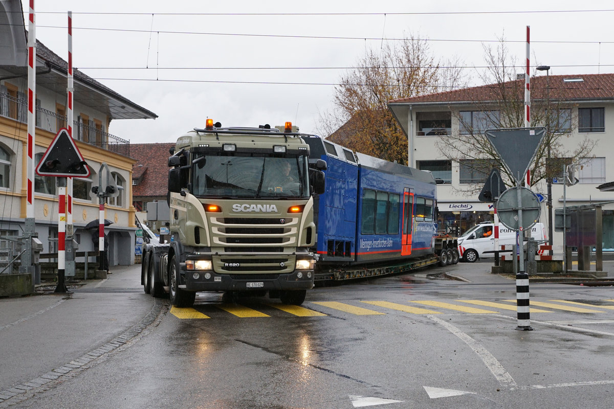 JAHRESRÜCKBLICK 2018
von Walter Ruetsch
Serie Nr. 5
Nach den erfolgten Testfahrten im Seeland wurde der MIB GTW Be 2/6 13, ehemals MVR, am 5. und 6. Dezember 2018 vom Seeland ins Haslital überführt.
Der Strassen Transport beim Passieren des Bahnübergang in Ins Dorf.