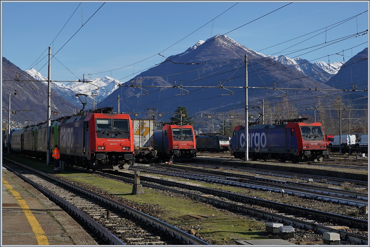 Jede Menge SBB Re 484 in Domodossola: Re 484 001 , 007 und 003 im RoLa Verkehr, bzw in Rangierdienst f�r die RoLa; dazu gesellen sich noch eine SBB International Re 474 und zwei BLS RAe 485. 
11. M�rz 2017