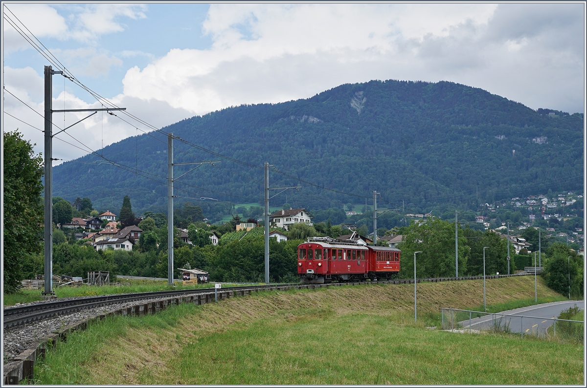 Jeweils am letzten Sonntag im Monat während der Betriebssaison (ausgenommen bei Sonderveranstaltungen) verkehren zwei  Riviera Belle Epoque  Zugspaare der Blonay -Chamby Bahn von Chaulin nach Vevey und zurück, die sogar auf den gedruckten Abfahrt Fahrpläne in Vevey zu finden sind. Das Bild zeigt den RhB ABe 4/4 35 mit dem passenden CEV B21 auf seiner Fahrt nach Vevey kurz vor Château d'Hauteville, im Hintergrund ist der Les Pléiades zu sehne. 

28. Juli 2020