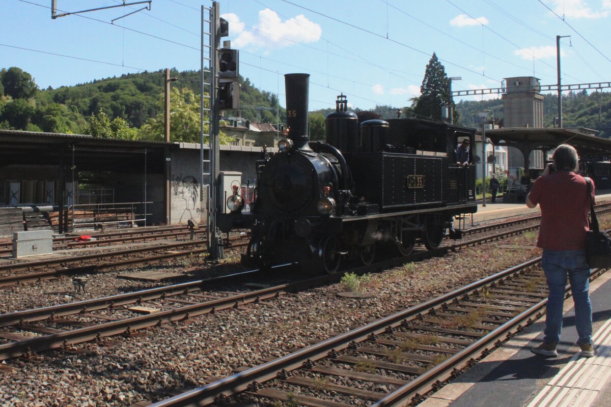 JS-35 und einer Kollegen-Fotografen im Bild am 17 Mai 2025 in BUrgdorf während das Spektakel  150 Jahre Emmentalbahn . 