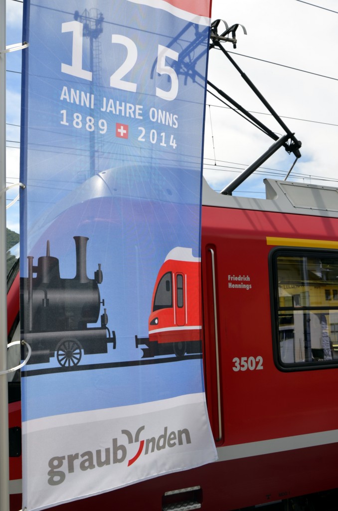 Jubil�umslogo und Original-Allegra-Triebzug im Bahnhof Tirano am 16.05.2014