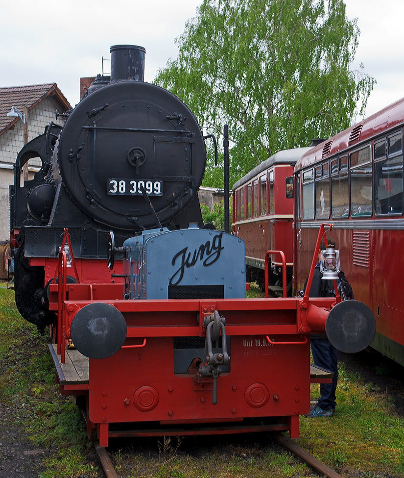 
Jung-Rangiertraktor Kdl 02-01 am 28.04.2013 im Eisenbahnmuseum im ehemaligen Bahnbetriebswerk Darmstadt-Kranichstein. 

Der Rangiertraktor Type Jung EN 112 wurde 1936 Jung in Jungenthal bei Kirchen/Sieg unter der Fabriknummer 6975 gebaut. 


TECHNISCHE DATEN: 
Spurweite: 1.435 mm 
Achsformel: B  
Leergewicht: 4,9 t 
max. Zugkraft: 620 kg 
Fahrgeschwindigkeiten: 4 - 8 km/h 
Motor: wassergek�hlter stehender Einzylinder-zweitakt-Dieselmotor mit Direkteinspritzung, vom Jung Typ SE 110
Hubraum: 1,8 l 
Leistung: 11 - 12 PS bei 1.000 U/min 
Motor Fabriknummer: 3017 
Getriebe: Jung, Type 10 F (Fabriknummer 1334)