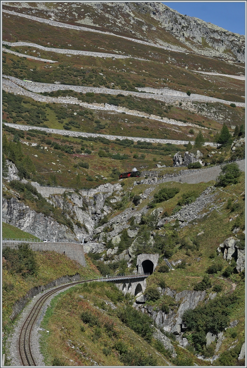 Kaum zusehen, aber mitten im Bild: die DFB HG 4/4 704 hat Gletsch verlassen und nähert sich nun dem Kehrtunnel.

30. Sept. 2021