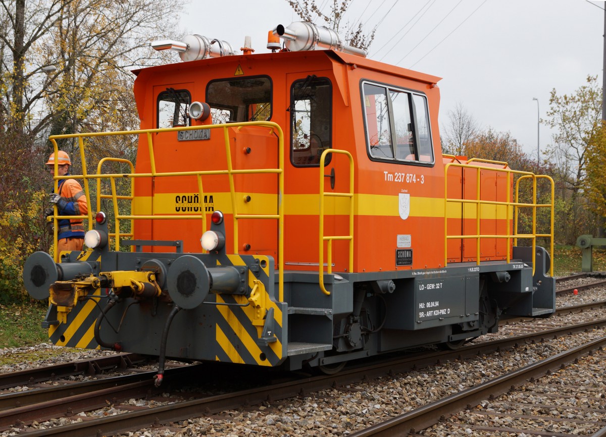 KEBAG AG: Bereitstellung von einem Kehrichtzug mit der SCHÖMA Tm 237 874-3  ZUCHWIL  bei der Kehrichtverbrennungsanlage Emmenspitz am 3. November 2015. Mit den grauen Container wird Schlacke ab- sowie den braunen Containern Kehricht zugeführt für die Verbrennung. Das Rangiermanöver sowie der Umlad der Container von den Last- auf die Bahnwagen und umgekehrt wird im Emmenspitz von nur einem Mitarbeiter vorgenommen.
Foto: Walter Ruetsch 