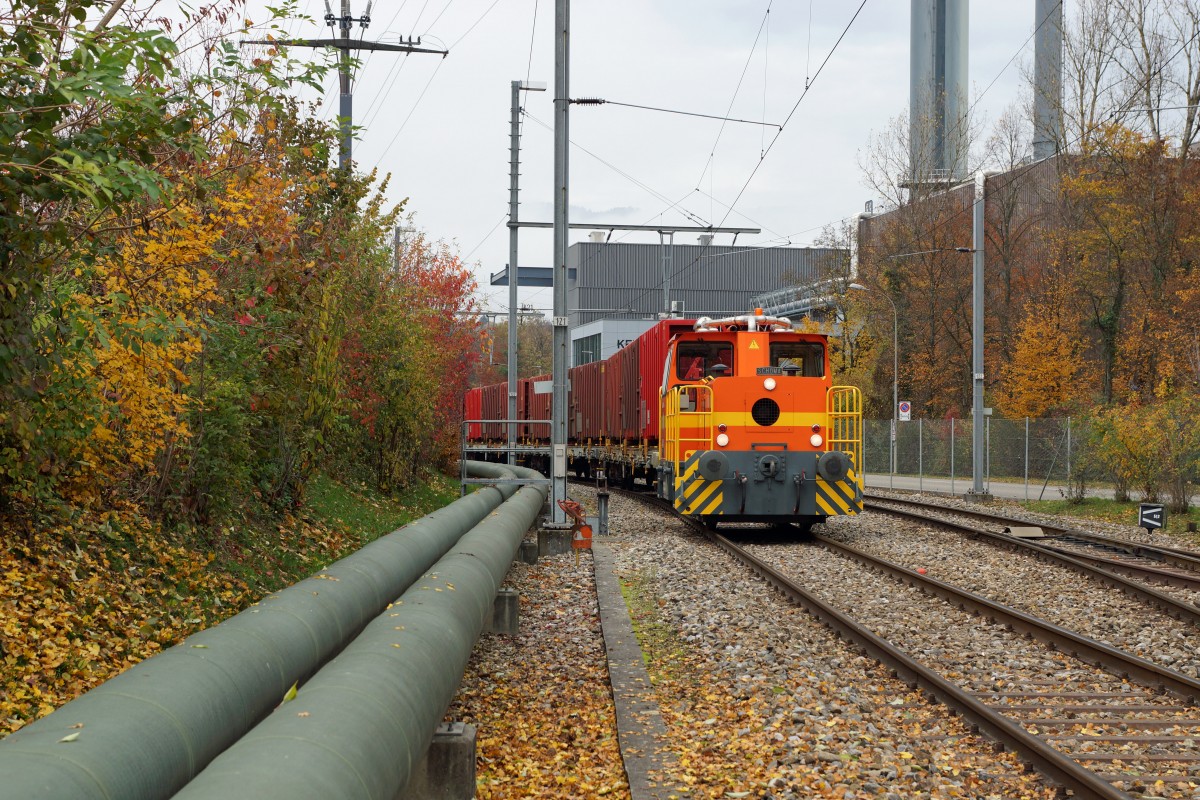 KEBAG AG: Bereitstellung von einem Kehrichtzug mit der SCHÖMA Tm 237 874-3  ZUCHWIL  bei der Kehrichtverbrennungsanlage Emmenspitz am 3. November 2015. Mit den grauen Container wird Schlacke ab- sowie den braunen Containern Kehricht zugeführt für die Verbrennung. Das Rangiermanöver sowie der Umlad der Container von den Last- auf die Bahnwagen und umgekehrt wird im Emmenspitz von nur einem Mitarbeiter vorgenommen.
Foto: Walter Ruetsch 