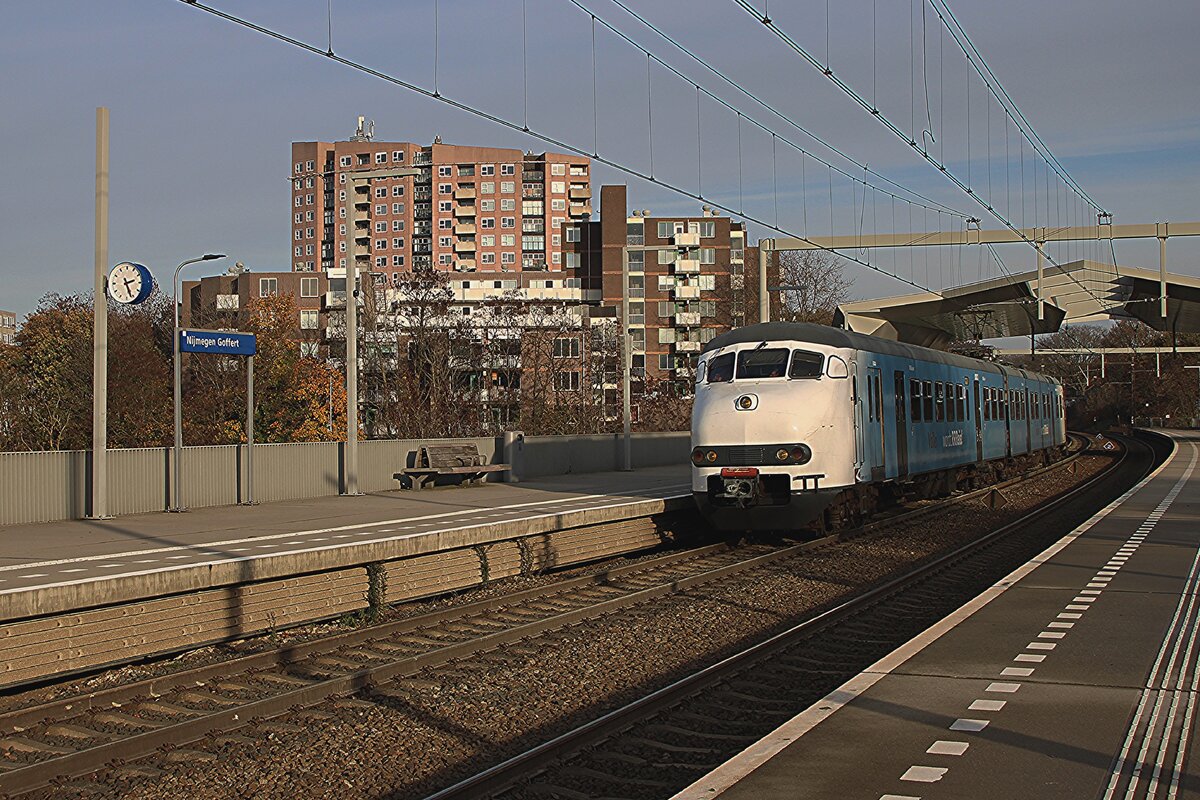 Keolis/Arriva/2454CREW Plan V 904 durchfahrt am 22 November 2025 Nijmegen-Goffert während ein Somnderfahrt. Rrreis ist der neuer Identität von alle regionale Verkehre in die Provinz Gelderland, die von Arriva und Breng betrieben werden. Die 2454CREW ist die Eigentumer des Triebzuges und hat die 904 für drei Jahre an Arriva/Rrreis vermietet.