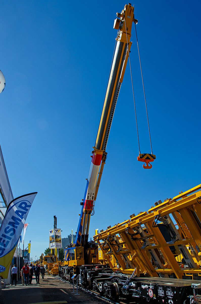 KIROW Weichentransportwagen Switch Tilter LUL (99 70 9358 002-2) und dahinter der KIROW 25t-Gleisbauschienenkran MULTI TASKER KRC 250 LUL (99 70 9319 002-0), pr�sentiert auf der iaf 2017 Internationale Ausstellung Fahrwegtechnik in M�nster (01.06.2017).

Im April 2015 bestellt die London Underground (Londoner U-Bahn) bei Kirow in Leipzig ein komplettes Weichenverlegesystem, bestehend aus zwei Multi Taskern KRC 250 und acht Weichentransportwagen Switch Tilter sowie diverser Lasthebemittel und Plattformen f�r die Begleitwagen. Dabei sollten die beiden Krane �berwiegend im Tandem arbeiten, die Weichenteile vom Weichentransportwagen auf dem benachbarten Gleis entladen und damit selbstangetrieben bis zum Ort der Weichenverlegung fahren. Eine besondere Herausforderung f�r KIROW bestand darin, die Fahrzeugdimensionen auf das Fahrzeugbegrenzungsprofil der Londoner U-Bahn anzupassen. Bevor die Fahrzeuge versandt wurden, konnte man den KRC 250 LUL und den dazugeh�rigen Switch Tilter LUL vom 30. Mai bis 01. Juni 2017 auf der Messe IAF - Internationale  Ausstellung Fahrwerktechnik in M�nster in Augenschein nehmen. 
