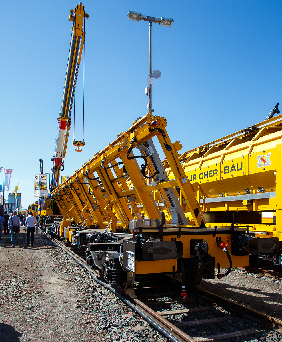 KIROW Weichentransportwagen Switch Tilter LUL (99 70 9358 002-2) und dahinter der KIROW 25t-Gleisbauschienenkran MULTI TASKER KRC 250 LUL (99 70 9319 002-0), pr�sentiert auf der iaf 2017 Internationale Ausstellung Fahrwegtechnik in M�nster (01.06.2017).

Im April 2015 bestellt die London Underground (Londoner U-Bahn) bei Kirow in Leipzig ein komplettes Weichenverlegesystem, bestehend aus zwei Multi Taskern KRC 250 und acht Weichentransportwagen Switch Tilter sowie diverser Lasthebemittel und Plattformen f�r die Begleitwagen. Dabei sollten die beiden Krane �berwiegend im Tandem arbeiten, die Weichenteile vom Weichentransportwagen auf dem benachbarten Gleis entladen und damit selbstangetrieben bis zum Ort der Weichenverlegung fahren. Eine besondere Herausforderung f�r KIROW bestand darin, die Fahrzeugdimensionen auf das Fahrzeugbegrenzungsprofil der Londoner U-Bahn anzupassen. Bevor die Fahrzeuge versandt wurden, konnte man den KRC 250 LUL und den dazugeh�rigen Switch Tilter LUL vom 30. Mai bis 01. Juni 2017 auf der Messe IAF - Internationale  Ausstellung Fahrwerktechnik in M�nster in Augenschein nehmen. 

TECHNISCHE DATEN (Weichentransportwagen Switch Tilter LUL):
Spurweite: 1.435 mm 
Achsanzahl: 4
L�nger �ber Puffer: 22.800 mm
Drehzapfenabstand: 16.500 mm
Max. Ladel�nge: 21.000 mm
Max. Ladebreite: 3.650 mm
Max. Achslast: 17 t
kleinster befahrbarer Radius: 100 m
Bremse: WA P4a
