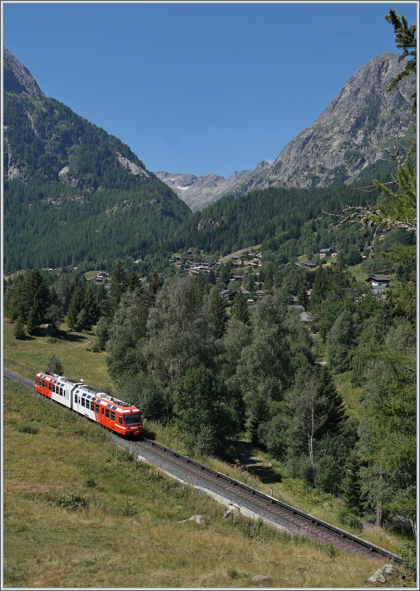 Kleine Bahn in grossartiger Landschaft: der TMR BDeh 4/8 21 ist als SNCF TER von St-Gervais nach Vallorcine unterwegs. Der Triebzug ist auf der Fahrt zwischen Le Buet und Vallorcine. 

1. August 2022
