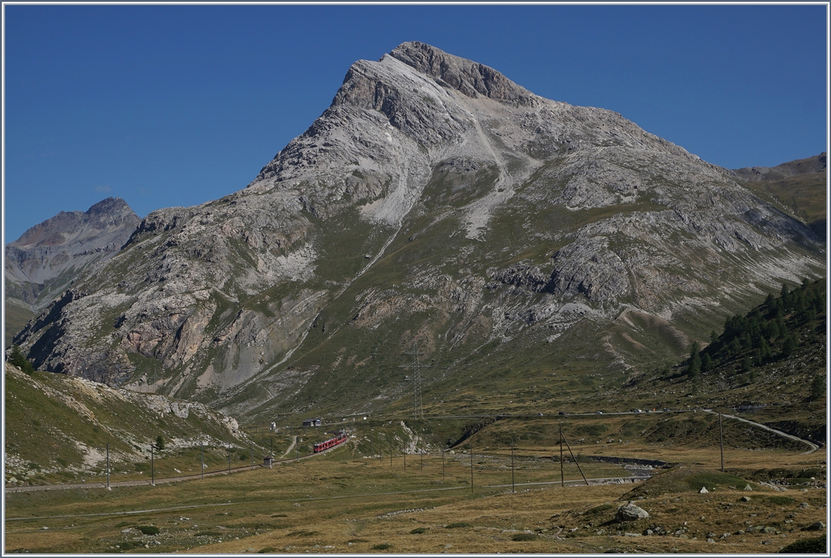  Kleine  Züge in einer grossen Landschaft: Ein Bernina Bahn Express ist zwischen Bernina Ospizio und Bernina Lagalp auf der Fahrt nach St. Moritz.

13. Sept 2016

