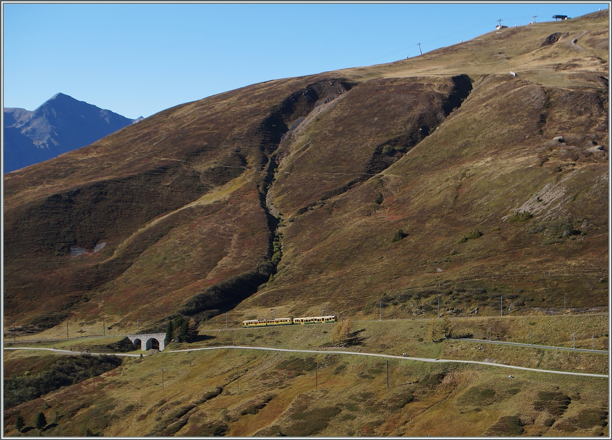  Kleine  Züge in einer grossen Landschaft: Ein WAB Zug hat vor wenigen Minuten die Kleine Scheidegg verlassen und fährt nun Richtung Lauterbrunnen.

9. Oktober 2014