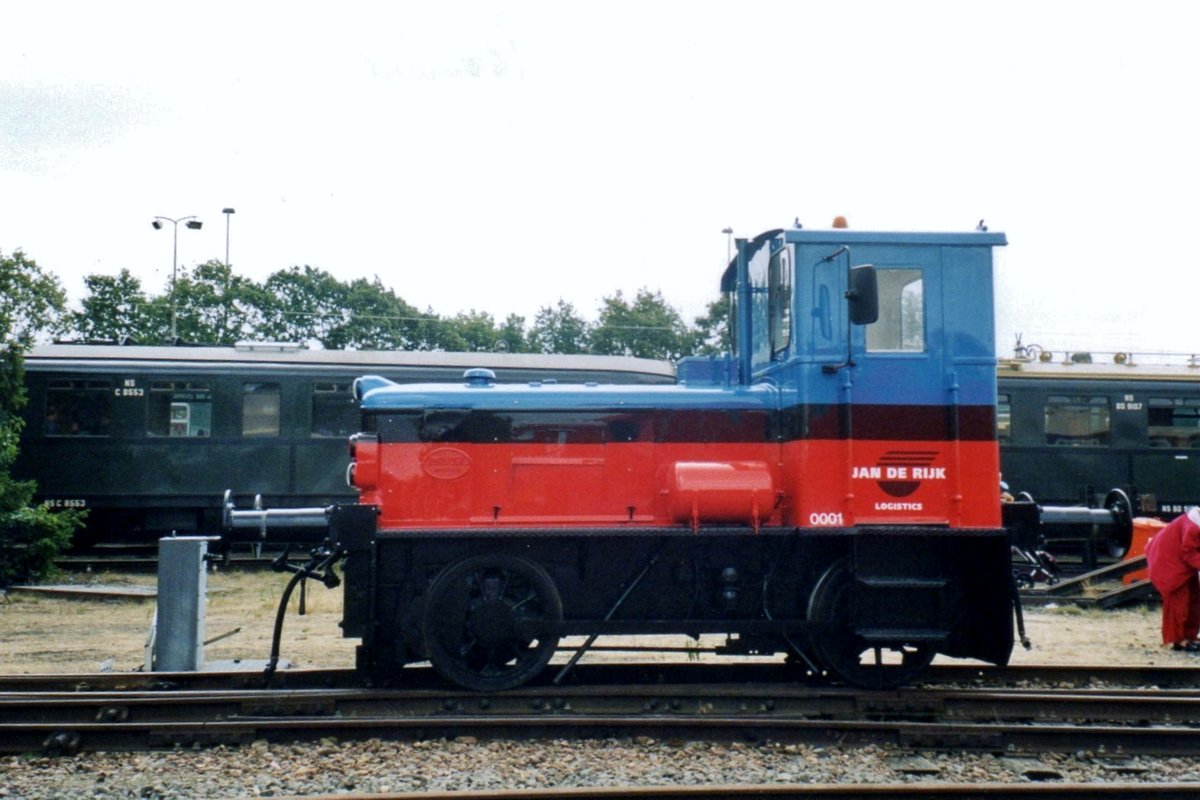 Kleinloklein Jan De Rijk 0001 steht w�hrend ein Ausstellung am 2 Juli 2004 in Roosendaal Goederen. 

Anmerkung:
Eine Deutz vom Typ KS 55 B, Baujahr 1961, Fabriknummer 57440
