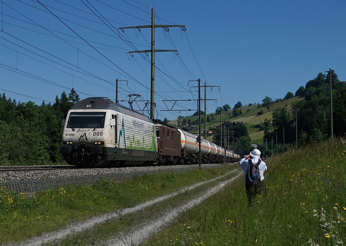  Klick  macht der Fotoapparat, die Bilder waren im Kasten und die Polizei (bzw. die BLS Feuerwehr) erwartet uns schon:  Personen in Gleisnähe .
Wie peinlich...
Glücklicherweise stellte sich bei der sehr freundlichen Diskussion heraus, dass die Lokführer nicht unseretwegen die Betriebsleitzentrale alarmierten.

Die BLS Re 465 008 und eine BLS Re 4/4 mit einem Güterzug bei Mülenen auf dem Weg in Richtung Süden. 

14. Juni 2021