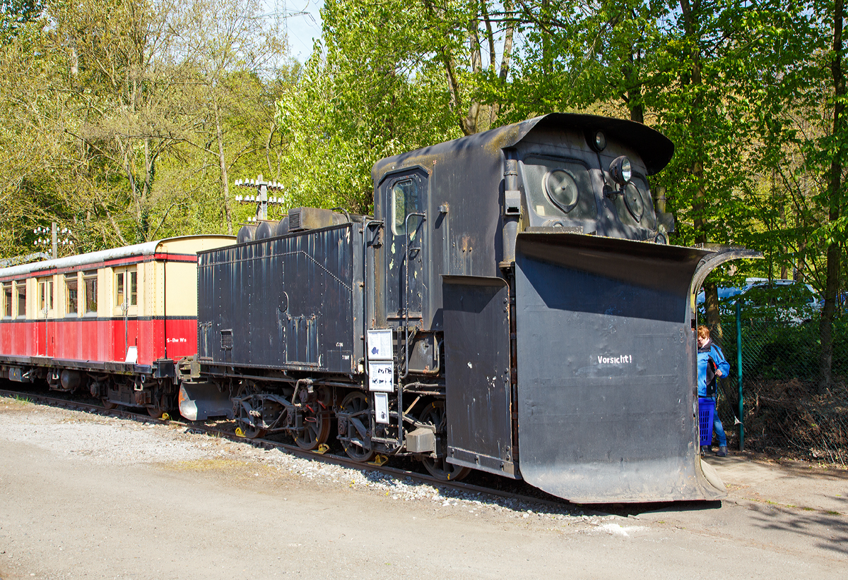 
Klima-Schneepflug 844, Kassel 6463, ex 80 80 973 5 030-6, am 30.04.2017 im Eisenbahnmuseum Bochum-Dahlhausen.

Massive Schneefälle brachten den Eisenbahnbetrieb von jeher in Schwierigkeiten. Wo früher noch mit der Schaufel der Schnee von der Strecke geholt werden musste, kamen später fahrbare Schneepflüge zum Einsatz. Bei dem stetig wachsenden Streckennetz war es mit der Handarbeit nicht mehr zu schaffen, die Gleise in kurzer Zeit vom Schnee zu befreien.

Der hier im Eisenbahnmuseum Bochum-Dahlhausen ausgestellte Schneepflug arbeitet nach dem vom dem österreichischen Baurat Dipl.-Ing. Rudolf Klima erfundenen System. Es verwundert nicht, dass die ersten aufwändigeren Räumgeräte in diesem vom Schnee gesegneten
AIpenstaat entwickelt wurden. Rudolf Klima entwarf    demontierbare Pﬂugscharen, die nur den Winter über an einem Trägerfahrzeug angebaut waren. Üblicherweise wurden dafür kalte Dampflokomotiven verwendet, da diese das nötige Gewicht hatten. Das ,,System K|ima“ wurde auch von der Deutschen Reichsbahn (DRG) Übernommen und weiterentwickelt. Ähnlich wie in Osterreich wurden eine Bedienungskabine und Pﬂugscharen auf Fahrwerken von ausgemusterten Dampf- oder Elektrolokomotiven oder Dampfloktendern aufgebaut. Mit der Kabine war nun ein geschlossener und beheizbarer Arbeitsplatz geschaffen worden. Ein kleiner Dieselmotor mit Kompressor erzeugt die nötige Druckluft, beheizt wurde die Kabine mit einer Ölheizung.

Der Schneepflug wird beim Schneeräumen von einer Lokomotive geschoben. Diese „Schiebende Schneeräumtechnik“ drückt den Schnee unter Ausnutzung der Keilwirkung aus dem Gleis. Die in Bodenschaufelnauslaufenden Pﬂugscharen sind mittels Druckluft schwenkbar und können auf ein- oder zweiseitige Räumwirkung umgestellt werden (für ein- oder zweigleisige Strecken). Die zusätzlichen Seitenräumﬂügel können je nach gewünschtem Profil in der Höhe und im Winkel bewegt werden.

Der hier ausgestellte Schneepflug Kassel 6463 wurde bei Bahnbetriebswerk (Bw) Bebra in Dienst gestellt und während seiner Einsatzzeit vom Ausbesserungswerk (Aw) Limburg betreut. Für das Eisenbahnmuseum Bochum-Dahlhausen konnte der Schneepflug vom Betriebshof Hagen der DB AG übernommen werden.

TECHNIISCHE DATEN:
Bauart : Henschel-Klima-Schneepﬂug844
aufgebaut auf einem preußischen Dampflok-Tender 2'2'T 21,5
Umbaujahr : 1965
Umbau zum Schneepflug : Henschel & Sohn, Kassel
Länge über Puffer : 10.200 mm
Eigengewicht : 35,7 t
Höchstgeschwindigkeit : 100 km/h
Schneeräumgeschwindigkeit : 50 km/h
Gebaute Stückzahl : 25

