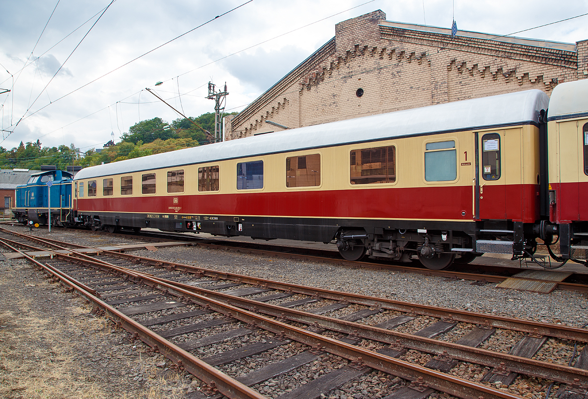 
Klimatisierter 1. Klasse TEE Abteilwagen der Bauart Helvetia, Gattung Avmz 111.2, D-DB 61 80 19-95 070-7 vom DB Museum Koblenz am 25.08.2018 im Südwestfälischen Eisenbahnmuseums in Siegen.

Zum Jahresfahrplan 1965 wurden weitere F-Züge aufgewertet und in TEE-Züge umgewandelt (z. B. „Blauer Enzian“). Der TEE „Helvetia“ wurde von Triebzügen der Baureihe VT 11.5 auf einen lokbespannte Wagenzüge umgestellt. Dafür mussten weitere Wagen angeschafft werden.
Bei den TEE -Wagen handelt es sich um eine Serie von Personenwagen der Deutschen Bundesbahn (DB) aus Erste-Klasse-Wagen, die aus den erfolgreichen UIC-X-Wagen der DB weiter entwickelt wurde.

Vorgesehen waren reine Erste-Klasse-Wagen in mehreren Bauarten. Die durch Gummiwülste geschützten Wagenübergänge waren nach neuen UIC-Anforderungen aber nunmehr durch zweiflügelige Schiebetüren gesichert. Jedoch waren die neuen Wagen klimatisiert. Der Bereich unterhalb des Wagenbodens wurde durch eine Schürze ähnlich den Schürzenwagen geschützt.

Bei den Drehgestellen kam wie bei den m-Wagen die Bauart Minden-Deutz zum Einsatz, die aber für höhere Geschwindigkeiten ausgelegt wurden. Die Wagen sind mit selbstnachstellenden Scheibenbremsen und einer Magnetschienenbremse ausgerüstet, so konnte die Höchstgeschwindigkeit auf 200 km/h erhöht werden.

TECHNISCHE DATEN:
Länge über Puffer: 26.400 mm
Wagenkastenlänge: 26.100 mm
Wagenkastenbreite: 2.825 mm
Höhe über Schienenoberkante: 4.050 mm
Drehzapfenabstand: 19.000 mm
Achsstand im Drehgestell: 2.500 mm
Drehgestellbauart: Minden-Deutz 367
Leergewicht: 44 t
Höchstgeschwindigkeit: 200 km/h
Sitzplätze (in der ersten Klasse): 	54
Abteile: 9
Toiletten: 2
Heizungsbauart: Klimae
Energieversorgung: Zentrale Energieversorgung aus der Zugsammelschiene
Batterien: 24 V, 385 Ah
Bremsbauart: <R> KE-GPR-Mg (D) [ep] 
Umgebaut aus: Avmz 111.1
