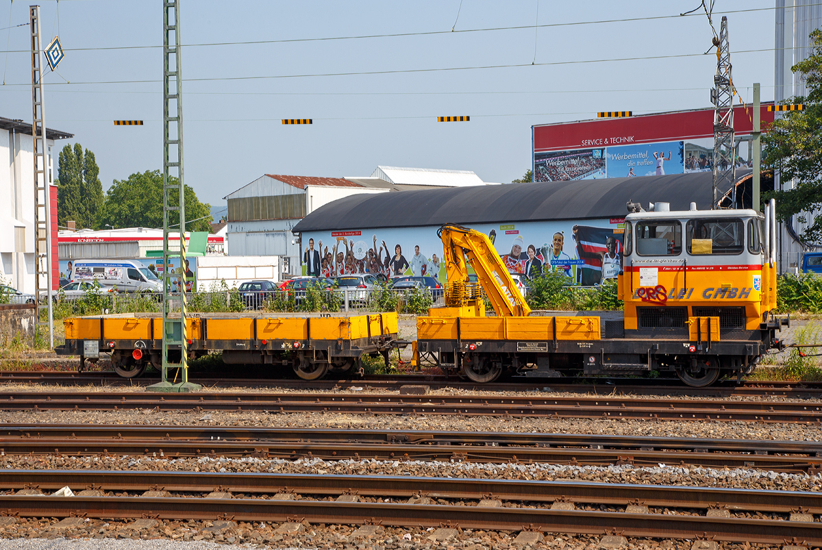 Klv 53 (Schweres-Nebenfahrzeug-Nr. 53 05785, ex DB Netz 53 0578-4), von der DIE-LEI-GMBH mit Gleiskraftwagenanh�nger Kla 03 0728 5, ex DB Netz 03.0728, abestellt am 03.07.2015 beim  Neuwied.ein Robel vom Typ 54.13) Der Klv 53 der Bauart BA 534 ist ein Schwerer Rottenkraftwagen vom Typ Robel 54.13.  Die Abk�rzung Klv steht f�r Kleinwagen mit Verbrennungsmotor. Oft wird er auch als Skl 53 bezeichnet, wobei das Skl f�r Schwerkleinwagen steht.

Der Klv 53 wurde 1977 von der ROBEL Bahnbaumaschinen GmbH in Freilassing unter der Fabriknummer  54.13-6-AA 243  (Typ Robel 53.13) gebaut und als 53.0578 an die Deutsche Bundesbahn geliefert. Ab 1994 war er dann als Skl 53 0578-4 bei der DB Netz AG, 2005 kam er dann zur DIE-LEI-GmbH.

Die DB beschaffte in den Jahren 1964 bis 1981 840 Klv 53. Neun verschiedene Varianten des Rottenkraftwagen wurden gebaut. Gegen�ber seinen Vorg�ngern hat er ein wesentlich gr��eres F�hrerhaus f�r einen Fahrer und 6 weitere Personen. Der Klv 53 kann unabh�ngig vom Fahrmotor �ber ein �lgefeuertes Luftheizger�t beheizt werden. Die ersten abgelieferten Fahrzeugen waren mit luftgek�hlten KHD-Dieselmotoren ausger�stet, anfangs 4-Zylinderreihenmotore, sp�ter 6-Zylinder-V-Motore der Baureihe  Deutz F6L 413 F. Das F�hrerhaus war an die Stirnseite ger�ckt, Motor und mechanisches 5-Ganggetriebe wurden unter das F�hrerhaus gelegt. �ber ein Verteilergetriebe in Fahrzeugmitte, Gelenkwelle und Achsantrieb werden beide Rads�tze angetrieben. 3 Fu�pedale sind zur Regulierung der Motorleistung, Bet�tigung der Kupplung und der Bremse vorhanden.

Die Ladefl�chenh�he betr�gt 820 mm. An der F�hrerhausseite sitzt eine Rammbohle mit ungefederten Puffern. Die Anh�ngerkupplungen stammen aus dem LKW-Bau. Gummischeiben und Sto�d�mpfer sind als einfache Federung zwischen Achslagergeh�use und Fahrzeugrahmen vorhanden. Die Rads�tze sind durch einseitige Achslenker am Rahmen befestigt. Die direkt wirkende Bremse (Wadi (D)) arbeitet pneumatisch auf alle Rads�tze, die gleichzeitig als Bremsscheiben (Scheibenbrese) ausgebildet sind.

Am Ende der Ladefl�che befindet sich ein hydraulischer Ladekran mit 50 kNm Lademoment (5 t), bei diesem ein Kran vom Typ Ladekran Atlas AK 3006 DB Der Kran ist drehbar im Kranfu� gelagert. Der Kran ist auf eine Hubh�he von 4,3 m �ber SO begrenzt. F�r besondere Eins�tze - Maste stellen - kann diese Begrenzung ausgesetzt werden.

Die Arbeitsgeschwindigkeit von 0 bis 2 km/h wird mit einem zus�tzlichen hydrostatischem Antrieb erreicht.

Technische Daten von dem Klv 53 05785:
Spurweite: 1.435 mm (Normalspur)
Achsformel: B
L�nge �ber Puffer: 6.970 mm
Achsabstand: 3.950 mm
H�chstgeschwindigkeit : 70 km/h
Eigengewicht: 8.100 kg
Nutzlast: 7.900 kg
Anh�ngelast: 42 t
Zur Mitfahrt zugel. Personen: 6
Motor: Deutz luftgek�hlter 6-Zylinder-V-Dieselmotor vom Typ F6L 413 F
Motorleistung: 108 kW (147 PS) 