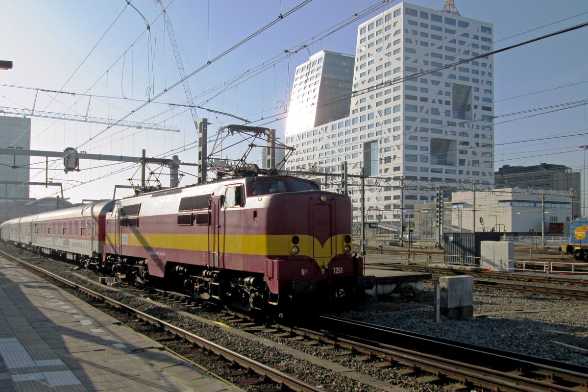 Knall ins Gegenlicht verl�sst EETC 1251 mit deren nachtzug am 9 M�rz  2014 Utrecht Centraal.