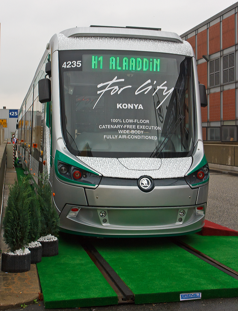 
�koda Transportation a.s.  aus Pilsen (Tschechische Republik) pr�sentierte auf der InnoTrans 2014 in Berlin (26.09.2014) die Stra�enbahn ForCity Classic Konya – Batterien.

Von �koda werden im Laufe des Jahres 2015 in die altert�mliche t�rkische Stadt Konya (mehr als 1,1 Millionen Einwohner)  zw�lf einzigartige „catenary-free“ Stra�enbahnen geliefert. Es handelt sich um ForCity Classic Fahrzeuge (�koda 28 T), die �ber den neuesten batteriebetriebenen „oberleitungslosen” Antrieb verf�gen, der es den Fahrzeugen erm�glicht, unabh�ngig von Oberleitungen zu fahren. 

Die Fahrzeuge sollen auf einer neu errichteten Linie mit einer Gesamtl�nge von 6 km eingesetzt werden, wobei ein 1,8 km langes Teilst�ck nicht mit Oberleitungen ausgestattet ist. Im Fall der Stra�enbahnen f�r die t�rkische Stadt Konya wird �koda die modernsten Hochleistungsbatterien verwenden. Als eine alternative L�sung bietet �koda Transportation auch eine Kombination von Traktionsbatterien und Superkondensatoren an. 

Der batteriebetriebene Stra�enbahnantrieb wird vor allem in F�llen eingesetzt, in denen die Stra�enbahn Gebiete erreichen muss, wo keine Leitungen verlegt werden k�nnen, beispielsweise aus �sthetischen Gr�nden in historischen Stadtzentren. Der Antrieb kann auch bei einer St�rung der Oberleitungsstromabnehmer eingesetzt werden und erm�glicht damit eine Entfernung des Fahrzeuges vom frequentierten Ort ohne Verkehrsbeeintr�chtigungen. Die Batterien f�r die oberleitungslosen Stra�enbahnen befinden sich in speziellen Beh�ltern am Dach, in denen – je nach der verlangten Einsatzart – Batterien von verschiedenen Typen und Kapazit�ten untergebracht werden k�nnen. Diese Batterien werden unter dem normalen Oberleitungseinsatz der Stra�enbahn, beispielsweise w�hrend der Fahrt auf einem Abschnitt mit Oberleitungen, oder beim Stehen im Depot aufgeladen.

Technische Daten:
Spurweite: 1.435 mm
L�nge:  32.520 mm
Breite: 2.550 mm
H�he des Fahrzeuges �ber dem Stromabnehmer:  3.560 mm
H�chstgeschwindigkeit: 70 km/h
Stromsystem: 750 V DC
Leistung: 4 x 100 kW = 400 kW (kurzzeitig 800 kW)
Niederfluranteil: 100 %
Sitzpl�tze: 60
