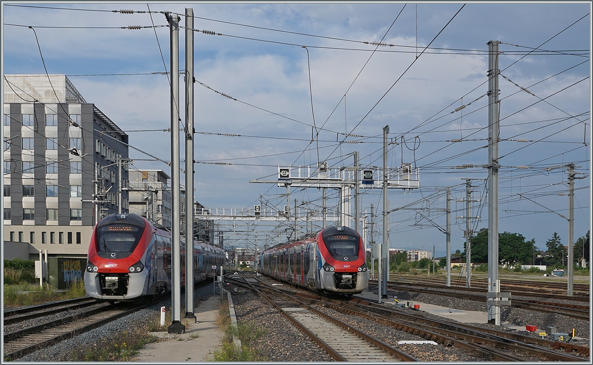 Könnte auf den ersten Blick auch ein Spiegelbild sein, doch es sind zwei verschieden Zèe: die SNCF Coradia Polyvalent régional tricourant Z 31533 und Z 31301 erreichen Annemasse. 

28. Juni 2021