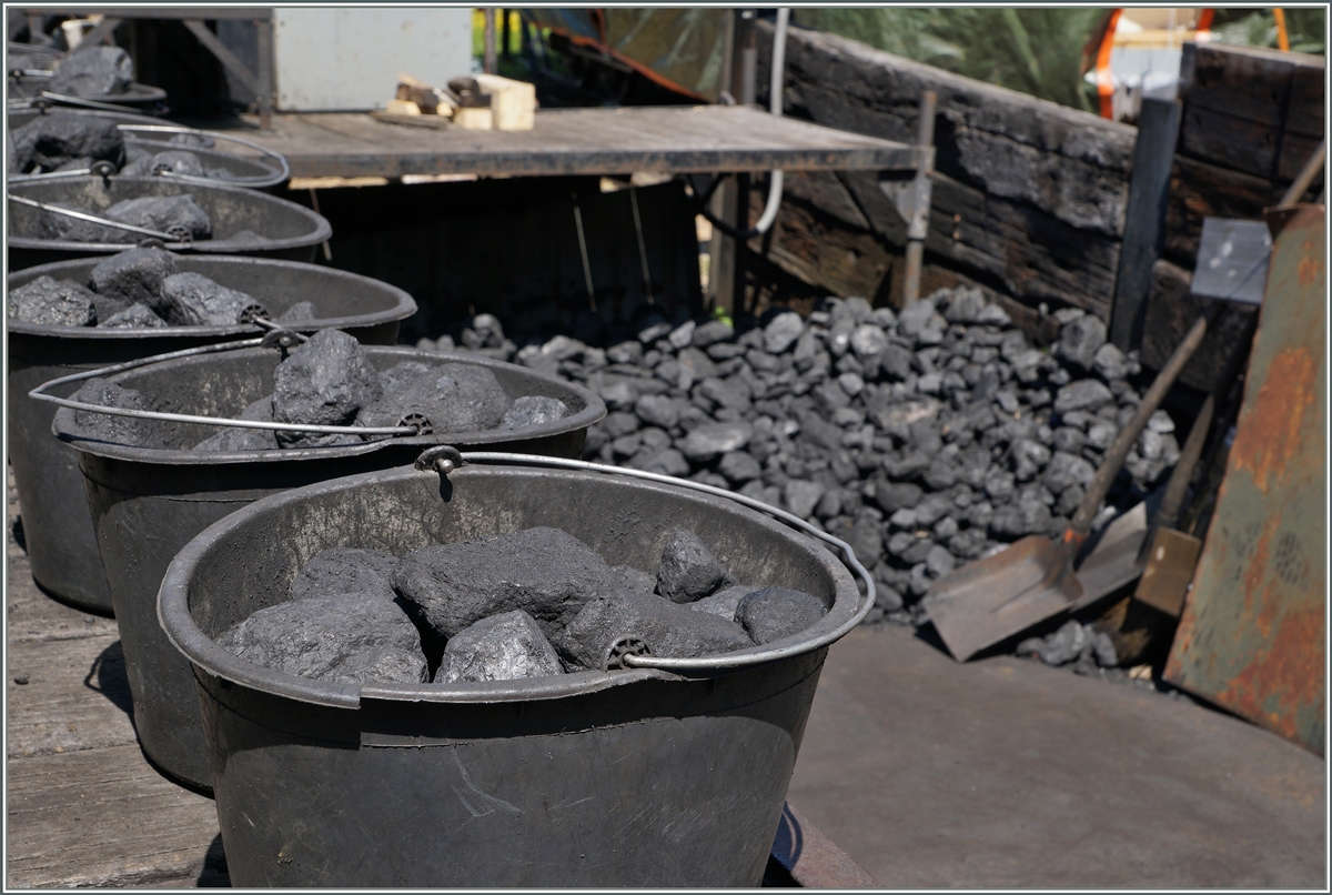 Kohle! Unabdingbar, damit die Dampflok fährt (ausser sie ist Ölbefeuert). 
Gesehen in Chaulin bei der B-C.
8. Mai 2016