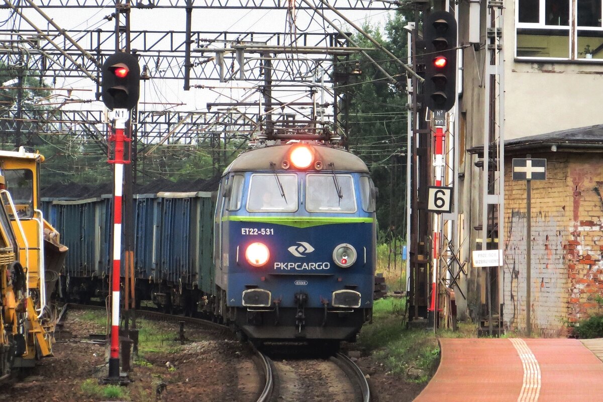 Kohlezug mit ET22-531 durchfahrt Gliwice-Labedy (früher Laband genannt) am Abend von 23 Augustus 2021.