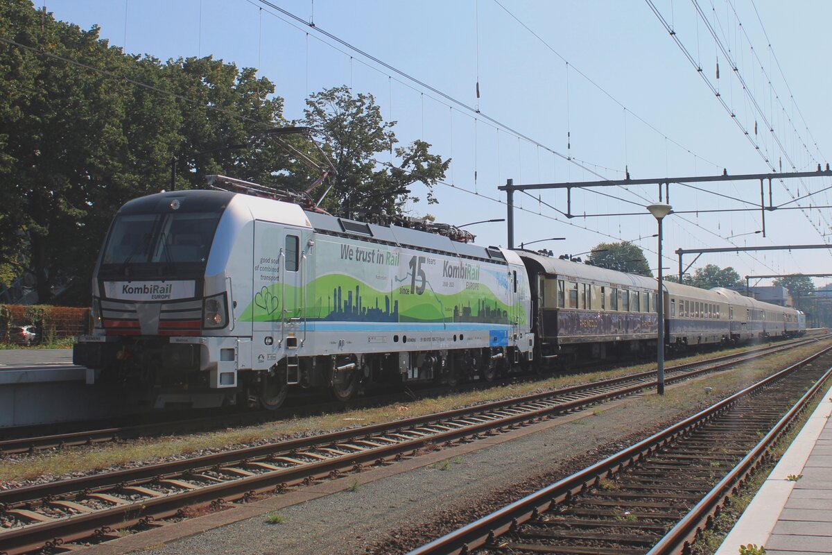 Kombi Rail Europe aus Rotterdam besteht in 2023 15 Jahre und daf�r wird ein Sonderzug mit der K�lner Rheingoldzug zwischen die 2 neue Vectronen als Sonderzug eingesetzt. Hier steht 193 106 -mit Jubil�umsaufkleber- und der Rheingold in Venlo am 9 September 2023.