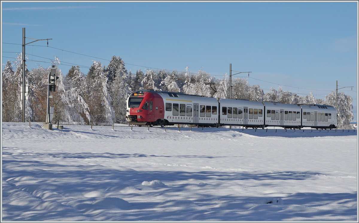 Kurz bevor die Warmfront mit Wind und Regen kam und zumindest den Schnee auf den Bäumen wegschmolz, konnte ich diesen TPF RABe 527 auf der Fahrt nach Bern zwischen Vaulruz und Sâles fotografieren. 

23. Dezember 2021