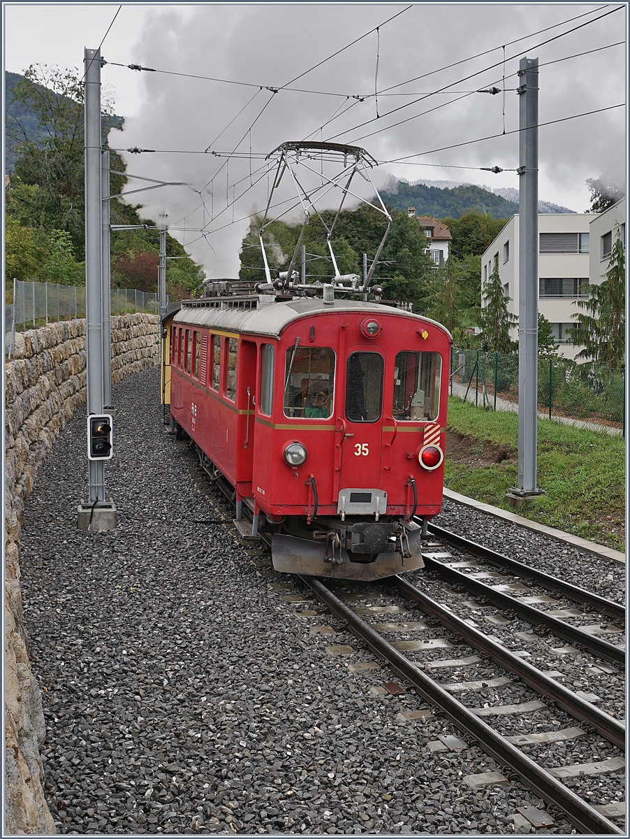 Kurz darauf erschien dann auch schon der Blonay-Chamby  Riviera Belle Epoque  Zug mit der G 3/3 N° 5 und dem schiebenden RhB ABe 4/4 35, der ohne Halt in St-Légier Gare durch fuhr. 

27. September 2020
