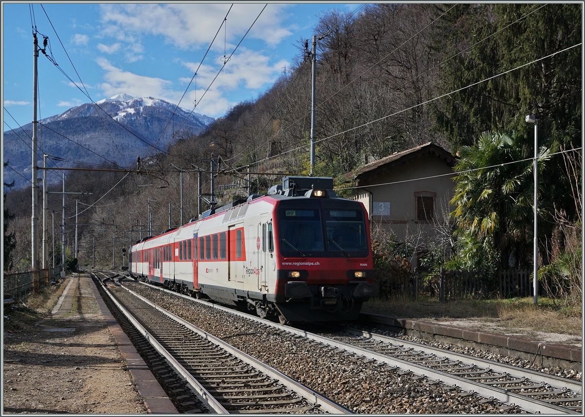 Kurz darauf ist der Walliser Domino schon wieder auf dem Rückweg nach Brig, hier bei der Durchfahrt in Preglia. 
19. Feb. 2016