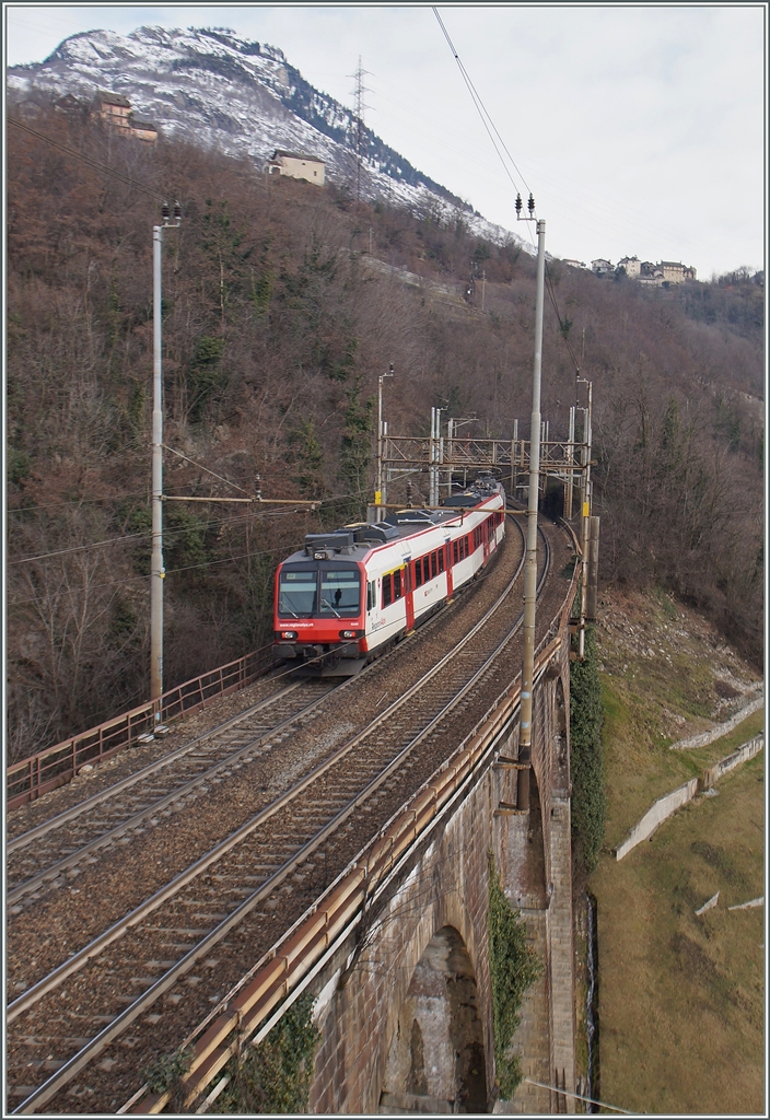 Kurz nach Preglia färt eine  Walliser Domio  Richtung Brig.
27. Jan. 2015